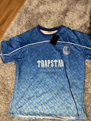 Blå Trapstar t-shirt  - Hej, Säljer en t-shirt från Trapstar  