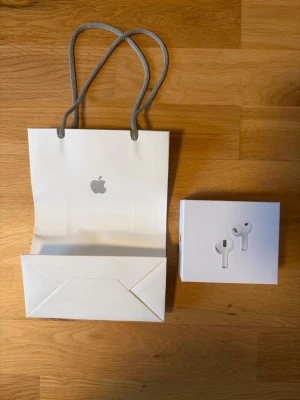 AirPods Pro 3 - Säljer ett par helt nya Apple AirPods Pro 3 med laddningsetui. Kompatibla med USB-C, Apple Watch och MagSafe. Levereras i originalförpackning med fem olika storlekar på örontoppar. Perfekt skick, aldrig använda.