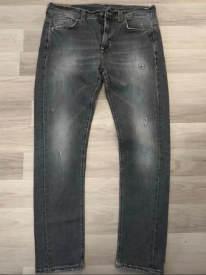 Dondup jeans - Säljer schyssta gråa jeans fr Dondup 🔥storlek: W34 (dom är små i storleken så man ska gå upp minst 1 storlek), modell: mouse🤝 modellen är 190 cm, hör av er vid frågor eller funderingar!