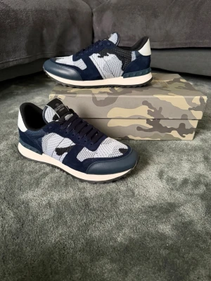 Valentino Rockrunner - Riktigt feta Valentino Rockrunners i marinblått, vitt och svart med camo-mönster. Ovanlig modell som man inte ser ofta. Skorna är i toppskick – enda tecken på användning är under skorna, annars ser de helt nya ut ✅