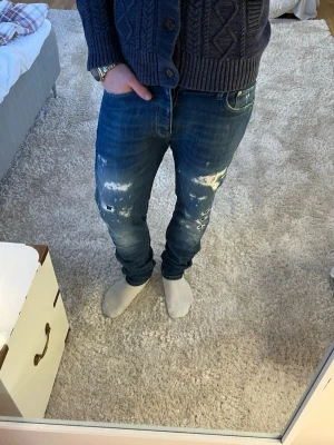 Jack & Jones jeans  - Jack & Jones Jeans med slitningar | skick 9/10 | Storlek 32/32 | Pris - 399kr | Modellen är ca 179cm lång | Hör av dig vid minsta fråga eller fundering!!