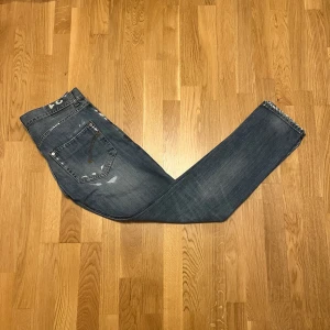 Dondup Jeans - Mörkblå Dondup jeans i storlek W31, längd 105