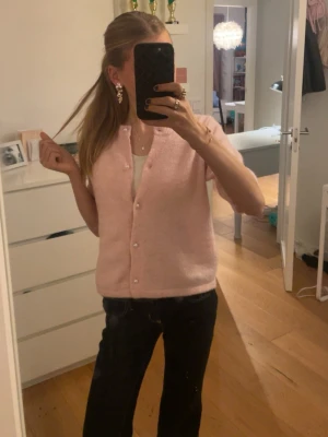 Ljusrosa kofta med pärlknappar - Säljer en supersöt ljusrosa kofta med vita pärlknappar! Använt fåtal gånger och säljer den därför💓 