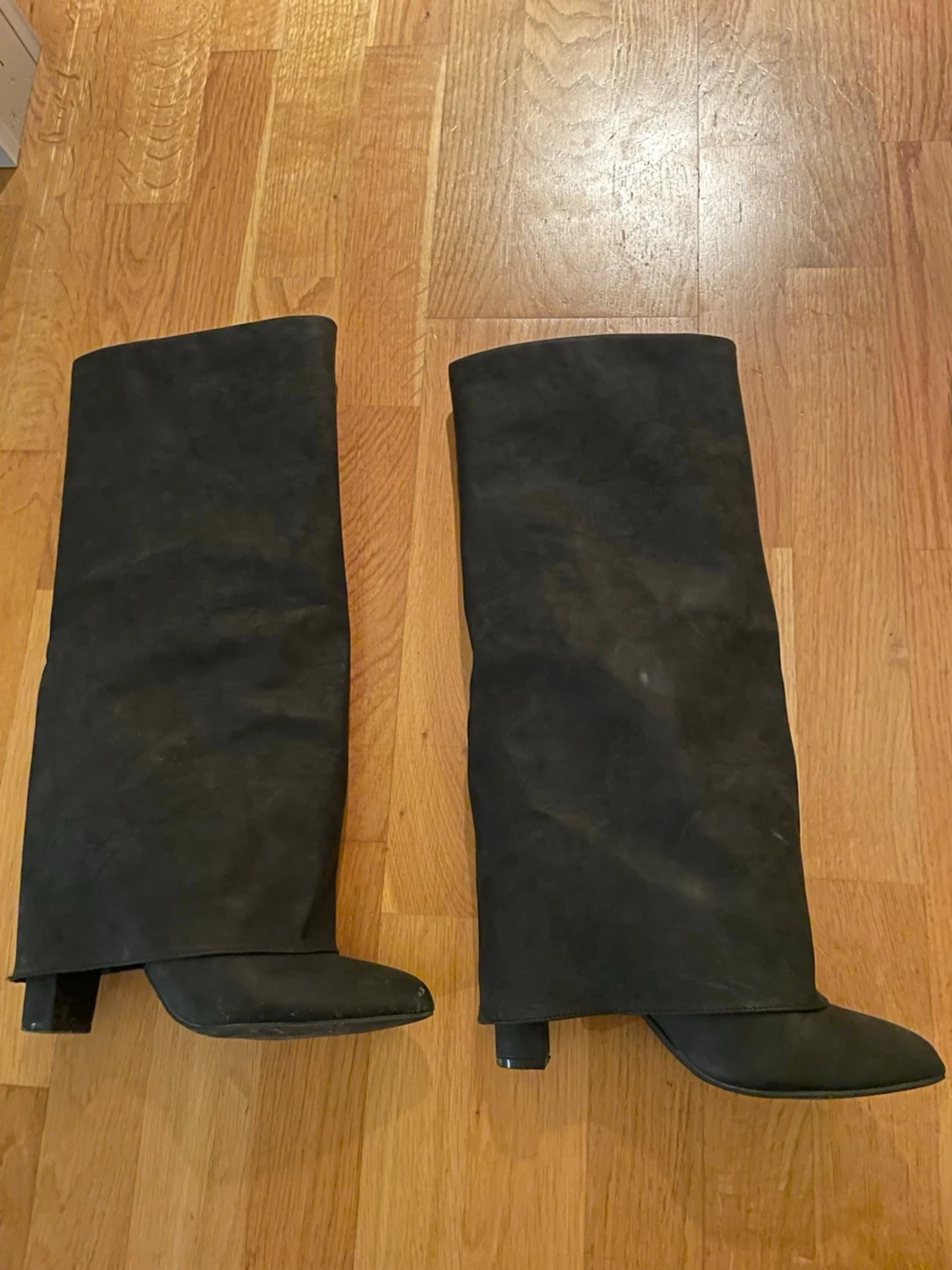 Svarta höga stövlar i mocka-look - 1