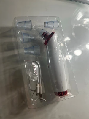 Elektrisk ansiktsrengörare med munstycken - Säljer en elektrisk ansiktsrengörare i vitt och rött med fyra utbytbara munstycken och USB-laddningskabel. Perfekt för djuprengöring av porer och hudvård. Kommer i enkel brun kartong. Den har 3 inställningar. 