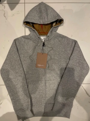 Burberry Zip - Helt ny oanvänd tröja me inga defekter. Storleken är M sitter som S.