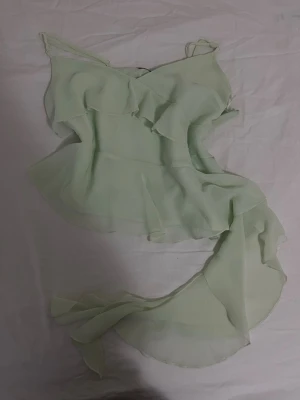 Ljusgrön omlott topp med volang - Endast använd 1 gång