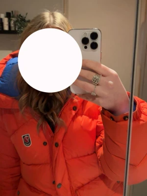 Röd fjällräven jacka  - Hejsan! Tänkte kolla om någon är intresserad av att byta min röda fjällräven jacka mot en svart. Den är i storlek S och är den medel stora dunjackan. Den är i mycket bra skick. 😀Mvh ( Skriv privat för mer bilder ) 