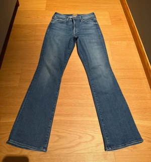 Blå bootcut jeans från Mother strl 28/32 - Snygga blå jeans från Mother, modellen The Outsider Skimp. Klassisk femficksdesign med bootcut-ben och normal passform. Jeansen har ljus tvätt och är tillverkade i mjukt denim. Helt nya, endast provade men inga etiketter kvar. 