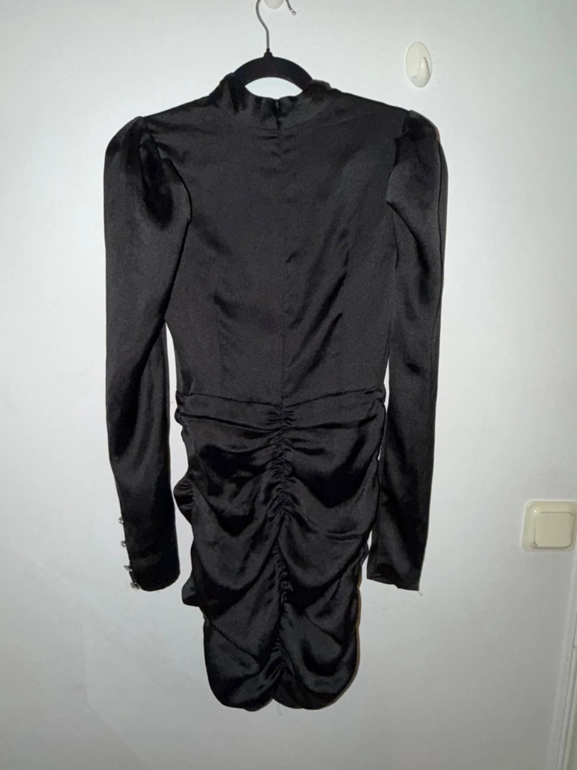 Svart satin klänning med puffärm - 3