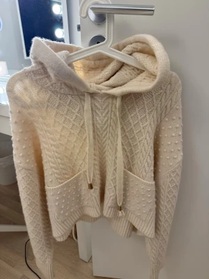 Stickad hoodie - Gosig hoodie från Zara, i mycket bra skick, som ny 