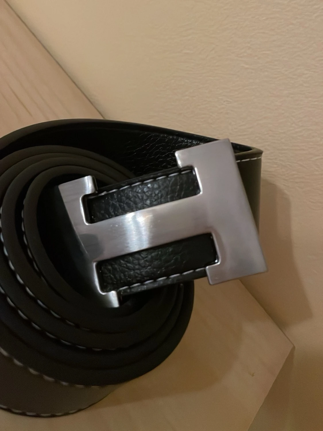 Svart skinnbälte med metallspänne - 1