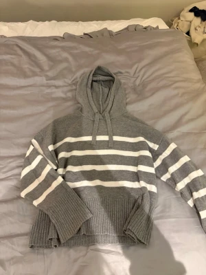 Snygg stickad hoodie - Super fin stickad randig hoodie hur skön som helst! Kan gå ner i pris vid snabb affär!