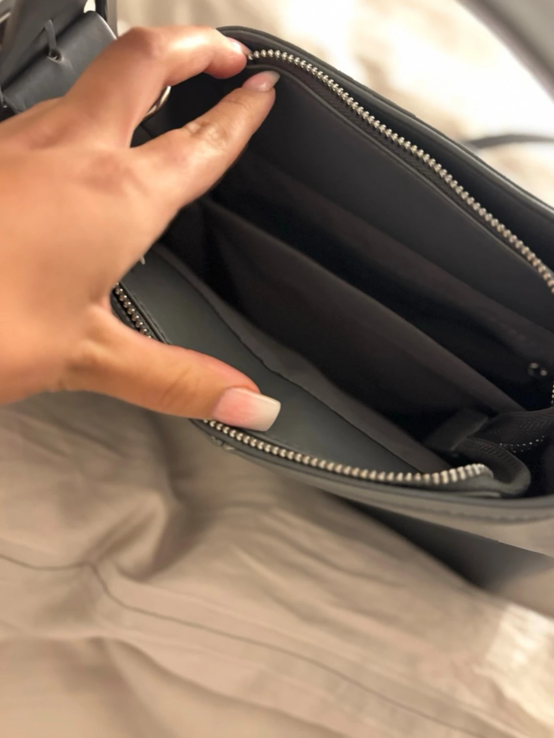 Svart axelväska i skinn med dragkedja - 1