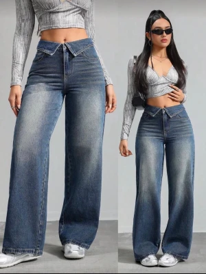 Wide blå jeans med omlott-detalj - Säljer ett par blå wide jeans med unik omlott-detalj i midjan och knäppning framtill. Byxorna har hög midja, raka och vida ben samt klassiska fickor bak och fram. Jeansen har en snygg tvättad look och är perfekta för en trendig streetstyle.😍🫠