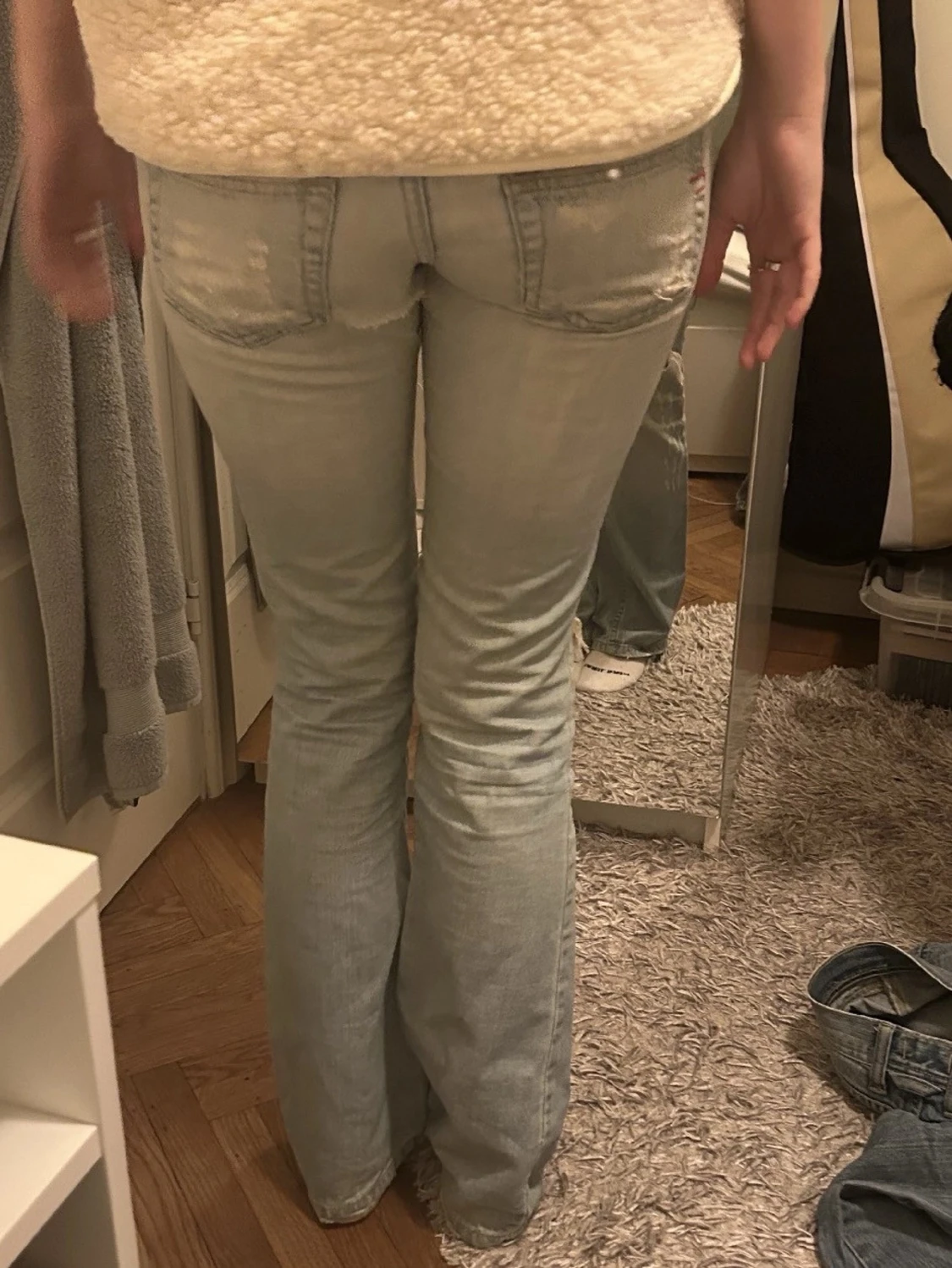 Ljusblå bootcut jeans med slitningar - 1