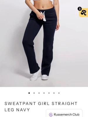 Mörkblå sweatpants med raka ben - Mörkblå mjukisbyxor med raka ben och vit snörning i midjan. Byxorna har en klassisk straight passform och är gjorda i mjukt material som är perfekt för chill dagar. Snyggt och enkelt att matcha med sneakers eller hoodie.