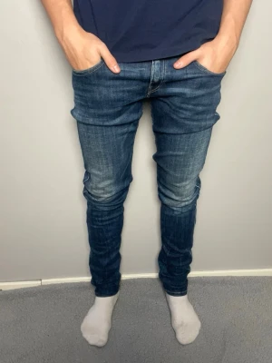 Replay Anbass slim fit jeans blå - Säljer ett par snygga Replay Anbass slim fit jeans i klassisk blå tvätt. Mycket bra skick, inga hål eller fläckar. Skickar snabbt efter att du har gjort din beställning. Frågor? Skicka ett meddelande👍