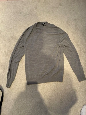 Merinoulls tröja - Hej, säljer denna väldigt stilrena uniqlo tröja i 100% merinoulll. Den är använd typ 3 gånger vilket gör att den är i iprincip nyskick. Om du vill ha fler bilder, hör av dig! MVH.