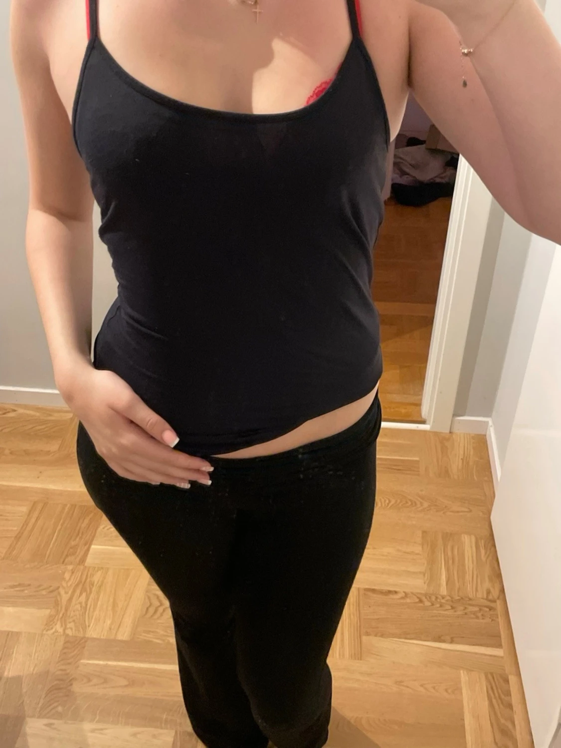 Svart linnetopp med smala axelband