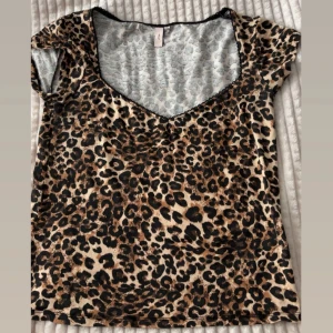Topp - Säljer en topp från nelly med leopardmönster, som endast användts en gång tidigare och är i mycket bra sick!😊💕