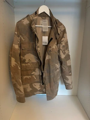 Zadig & Voltaire fieldjacka - Säljer en Zadig fieldjacka/ overshirt i camo mönster. Riktigt bra skick och tags kommer med. Skriv om det finns frågor eller funderingar