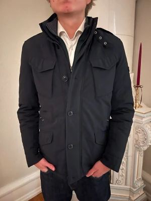 Woolrich Vinterjacka - Säljer en Woolrich jacka som passar perfekt till vintern. 💸 Nypris: ca 10000 kr 🚚 Snabb frakt! Skickas inom 1–2 dagar ✅ Inga fläckar, hål eller synliga tecken på slitage.   💬 Skriv gärna vid frågor – jag svarar snabbt!