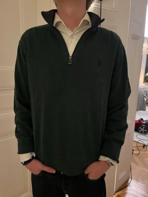 Ralph Lauren Quarter Zip - Säljer en Ralph Lauren Quarter Zip i mycket gott skick! 💸 Nypris: ca 3000 kr 🚚 Snabb frakt! Skickas inom 1–2 dagar ✅ Inga fläckar, hål eller synliga tecken på slitage.   💬 Skriv gärna vid frågor – jag svarar snabbt!