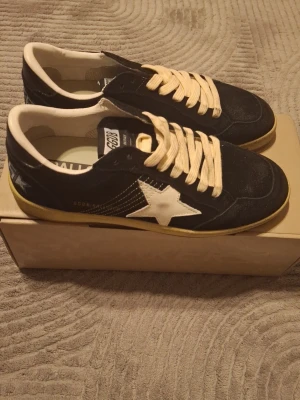Golden Goose ballstar - Golden Goose sneakers i svart mocka med vit stjärna. Det är modellen Ballstar och de är helt nya i storleken 41. Allt OG medföljer men inget köp evie eftersom att jag fick de i julklapp. Meddela gärna om du är intresserad 👌