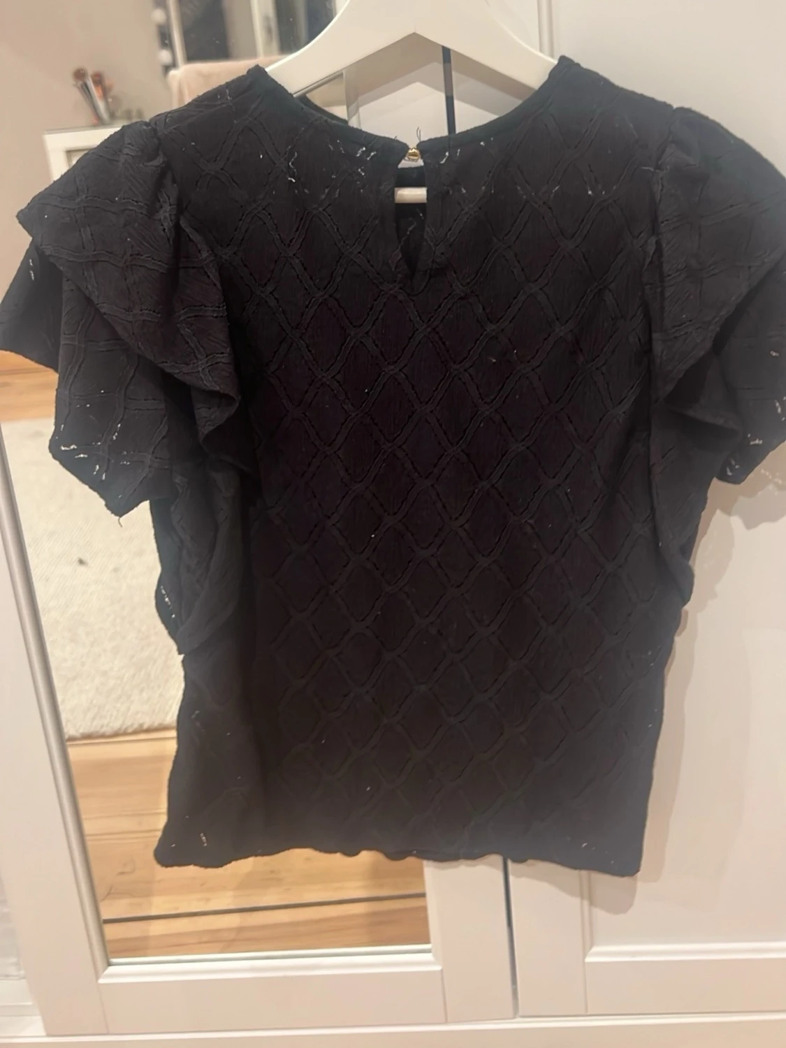 Svart blus med volangärmar - 1