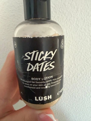 Lush Sticky Dates Body Lotion - Knappt använt den då lukten faller mig inte i smaken. Den har legat i min garderob sen den köptes i juni. 