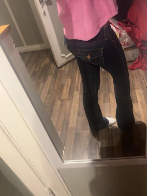 true religion jeans - Säljer ett par mörkblå true religion jeans i storlek 26, bootcut och låg midja,jeansen är omsydda från skinny till bootcut men inget man tänker på särkilt mycke, både jag å folk runt omkring mig har sagt att det ser rätt så naturligt ut. säljer då de tyvärr är för stora💕 mer bilder kan fixas✌🏼 