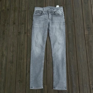 Dondup george 31 - Säljer dessa dondup jeans i storlek 31. Dem är i i princip nyskick utan tecken på användning. Skriv vid fler frågor eller bilder 