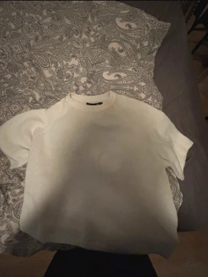 Vit stickad kortärmad topp - Säljer en helt ny stickad tröja från lager 157