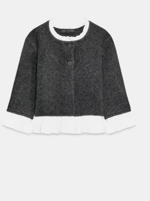 Grå kofta med volang från Zara - Supersöt grå kofta från Zara med vita volangdetaljer vid hals, ärmslut och nederkant. Endast använt 2 gånger så i nyskick!!!(ej mina bilder)❤️