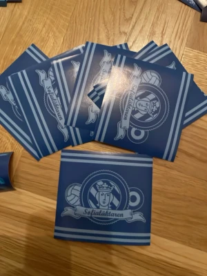 Djurgården klibbor (klistermärken) - Klibbor av Djurgården. 10 kr per klibba. 