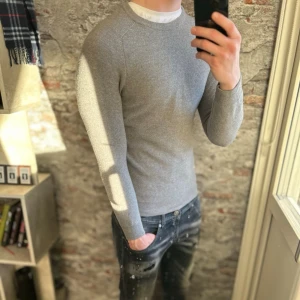 Italiensk stickad tröja - Mycket fint skick, inga defekter. Storlek M men italiensk så S, passar dig som är mellan 168-178cm ungefär. Nypris ca 1500kr. Modellen är 185 cm, 79 kg. Passar bra nu till vintern. Skriv för mer information!🤝