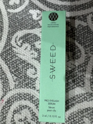 Sweed Pro Eyelash Serum 3ml - Sweed Pro Eyelash Serum i en mintgrön förpackning, 3 ml. Ett serum som appliceras på ögonfransarna för att ge dem extra näring och styrka. Perfekt för dig som vill boosta dina fransar med professionell performance.