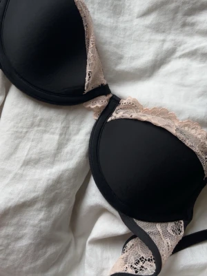 Svart spetsdetaljerad bh💕 - svart bh med ljusbeige spetsdetaljer längs kanten och axelbanden💗är i storlek 70B men är ganska liten i storleken💓 passade tyvärr inte därför säljs, alltså helt oanvänd (utom testad)💓varumärke vet jag inte 💕