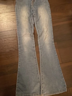Ljusblå flared jeans från Vila XS - Säljer ett par ljusblå flared jeans från Vila i storlek XS. Modellen heter Viekko RW Flared Jeans och har klassisk femficksdesign, snygga kontrastsömmar och utsvängda ben. Perfekt för dig som gillar retrovibbar och vill sticka ut lite extra.
