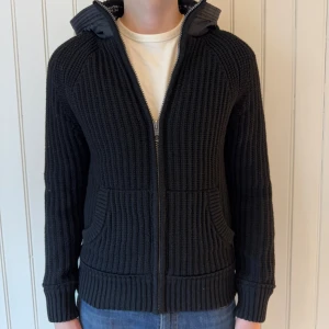 Stickad cardigan - Stickad Cardigan  | Storlek: S, men passar även M  | Mycket bra skick | Modellen är 183 och väger ca 70 kg | Hör gärna av dig vid frågor och funderingar! 🤗