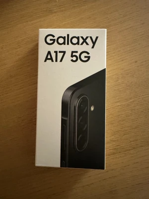 Galaxy A17 5G - Samsung Galaxy A17 5G, svart, 4GB RAM och 128GB lagring. Ny i oöppnad förpackning, komplett med originalkartong. Perfekt för dig som vill ha en modern och prisvärd mobil med 5G-stöd och bra kamera. Inga synliga defekter eller slitage.