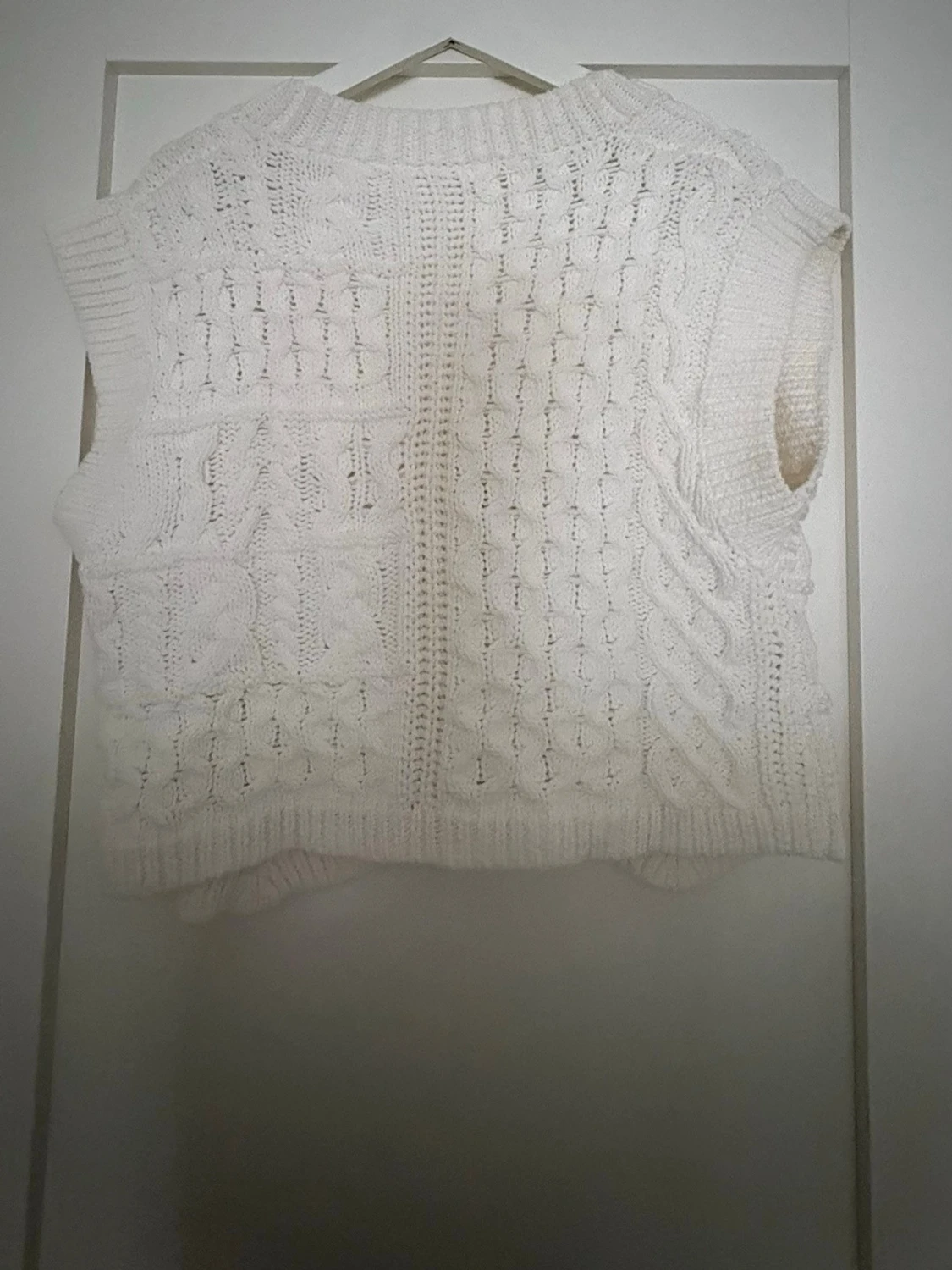 Vit stickad väst med knappar - 2