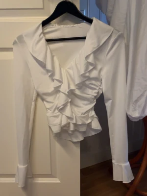 Vit topp -  Supersnygg och aldrig använd 