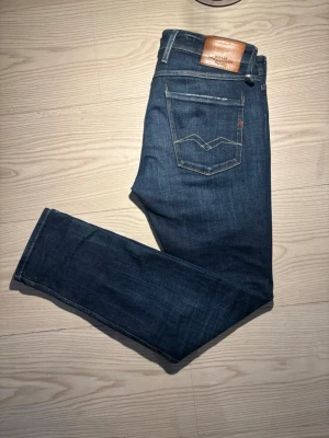 Replay jeans - Riktigt feta Replay anbass | Skick: 9,5/10 | Nypris: 1399 kr | Storlek: W33 L32 | Inga defekter 🙌 | Hör av er vid minsta fundering 🙌🤝