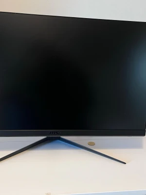 MSI Gaming Monitor - Stilren MSI gaming-skärm med tunn ram 144FPS. Skärmen är i perfekt skick utan synliga repor eller skador. Perfekt för spel och arbete tack vare sin stora bildyta och moderna design. Alla anslutningar och knappar ser intakta ut. Den är HDMI och är som ny, mer bilder och prövningavideos kan skickas vid förfrågan, nypris 4553kr men säljer den för 3000. Säljs då jag inte använder den mer för jag inte spelar något längre. Pris kan absolut diskuteras och komma och sänkas vid snabb affär. 
