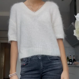 Fluffig stickad t shirt - Såååå fin vit fluffig stickad t shirt från Wakkaku🤍 passar bra på både s och xs!! Använd fåtal gånger därför i bra skick!