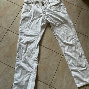 Jacob cohen jeans - Säljer dessa Jacob cohen jeans i storlek 32. Taggen på baksidan är lite trasig men ser fortfarande bra ut. Passform är mer som storlek 30-31. Om du har några frågor är det bara att fråga på! Vi hörs! 🤙 