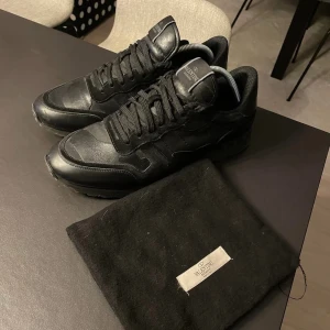 Valentino Rockrunner - Säljer dessa svarta valentino rockrunners, de är givetvis äkta och i väldigt bra skick. Hör av er vid fler frågor och funderingar🙌🙌