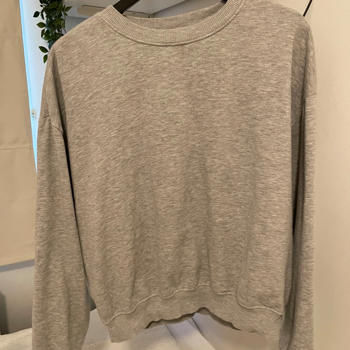 Grå basic sweatshirt 